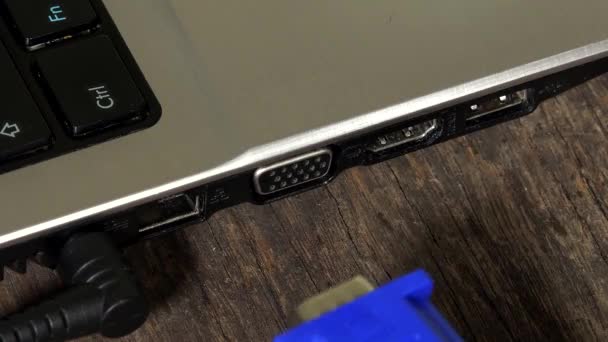 Закрытие женского ручного подключения голубого VGA кабеля к ноутбуку. 4K — стоковое видео