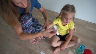 Anneyi seven bandajlı çocuk eli. Çocuk boks antrenmanında elini yaraladı. Kamera geri