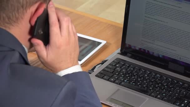 Hombre de trabajo en la tableta táctil ordenador en el teléfono. tecnología inteligente moderna. 4K — Vídeo de stock