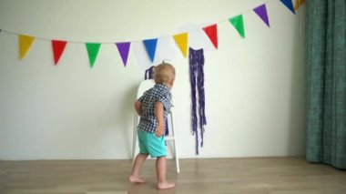 Komik çocuk, oyuncak tavşancığı at ve kameraya dön. Gimbal hareketi