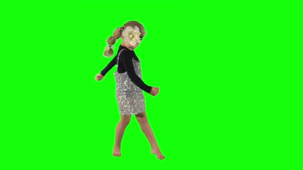 Enfant féminin aux cheveux blonds se retournant et dansant sur fond vert — Video