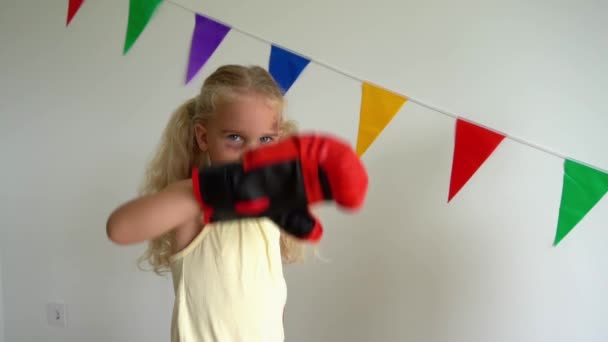 Feliz niño ganador adorable después de la competencia de boxeo. disparo en cámara lenta — Vídeos de Stock