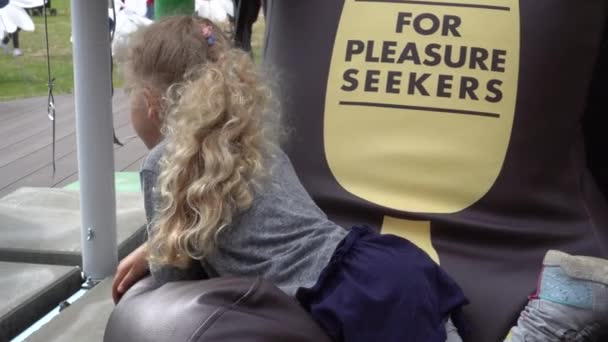 Niña con caramelo relajante en la bolsa de frijoles. Movimiento del cardán — Vídeo de stock