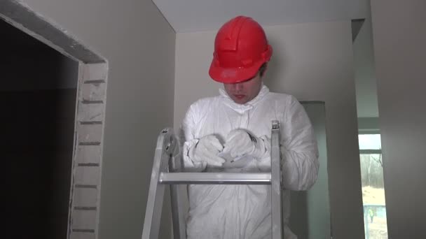 Trabajador profesional instalar iluminación led en el agujero del techo. 4K — Vídeo de stock