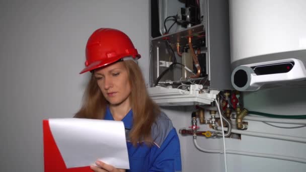 Female technician writing something and smile looking at camera — Stock Video
