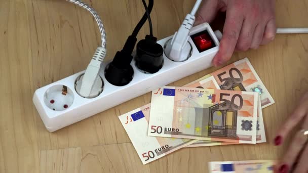 Concetto di estensione cavo mano maschile e Euro soldi mano femminile. 4K — Video Stock