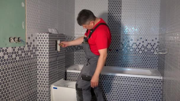Plumber man repair mechanism of toilet flushing system — Stock Video