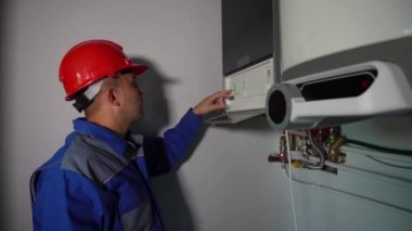 Su ısıtıcısı için gaz kazanı tamircisi. Makinist, kameraya bak.