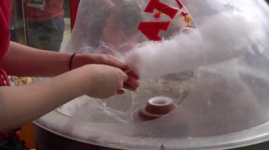 Özel makineli pamuk helva pamuğu yapan eller. Gimbal hareketi