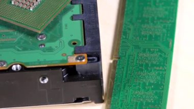 Ayrı bilgisayar detayları masa donanım RAM 'inde yatıyor. Modern makro teknoloji. 4K