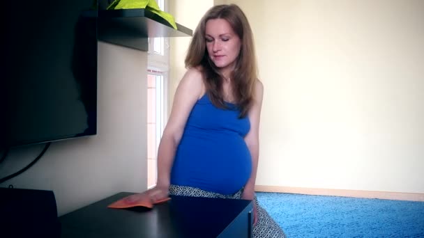 Schwangere putzen zu Hause Staub — Stockvideo
