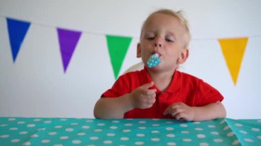 Küçük komik çocuk eğleniyor ve gürültü yapıyor. Gimbal hareketi