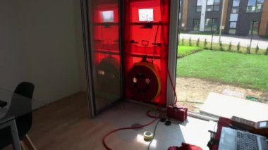Pasif standart ev için havalandırma kapısı denemesi yapılıyor.