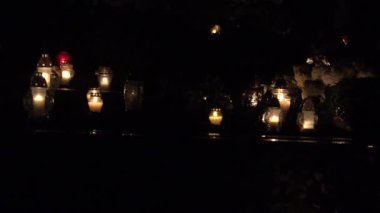 Gece beyaz mumdan mezartaşına zum yap. 4K