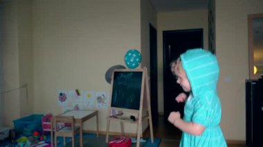 Hiperaktif küçük çocuk oturma odasındaki kanepede zıplıyor.