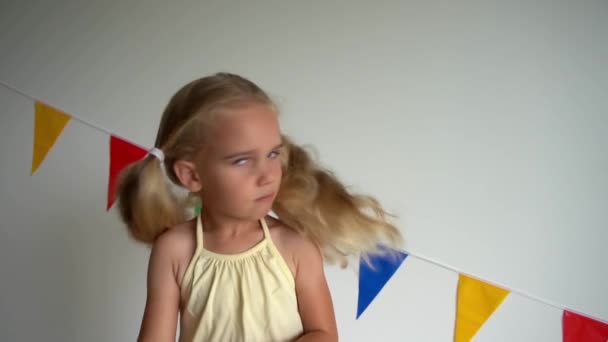 Gadis pirang menggelengkan kepala dengan kuncir rambut keriting. Bersenang-senanglah. gerak lambat — Stok Video