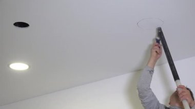 Tavandaki öncü ışık paneli kurulumu için hazırlık çalışması