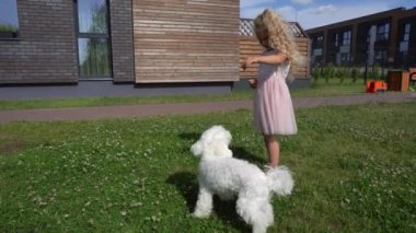 Beyaz bisküviyi evcil hayvanla besleyen kadın çocuk. Gimbal hareketi