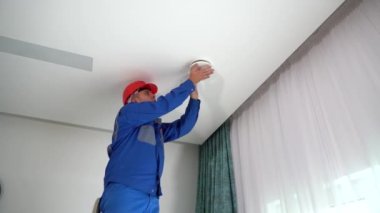 Havalandırma sistemini inceleyen mühendis servis elemanı.