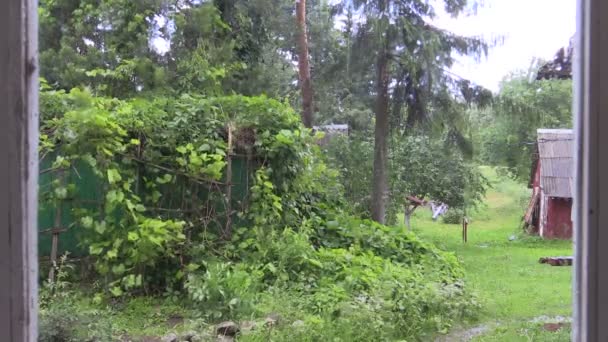 Journée d'été pluvieuse prise de vue depuis la fenêtre de la ferme rurale 