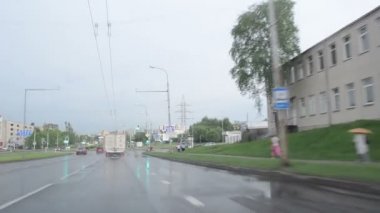 Yeşil trafik ışığı yanıp sönen ile rainny yolda araba sürmek