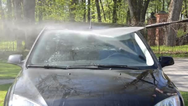 Close wash car windscreen with strong pressure water equipment — Stock Video