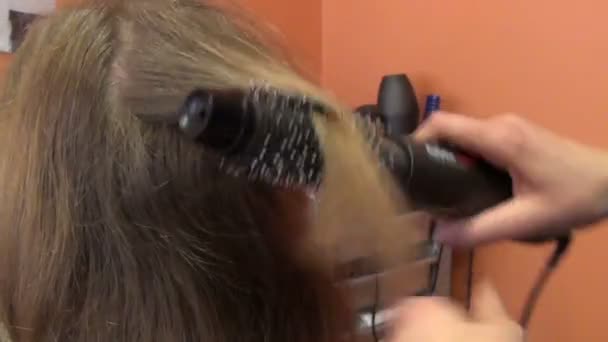 Дівчина-клієнт голова крупним планом і перукар роблять плаття для волосся — стокове відео