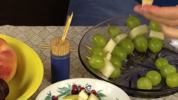 La donna incinta prepara il dessert da chicchi d'uva e pezzi di frutta — Video Stock