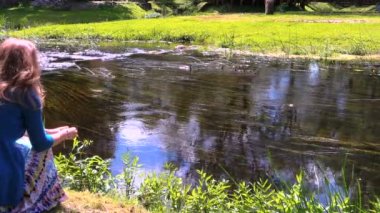 Yaban ördeği kuşlar akan nehirde yüzmek ekmek ile kadın besleme