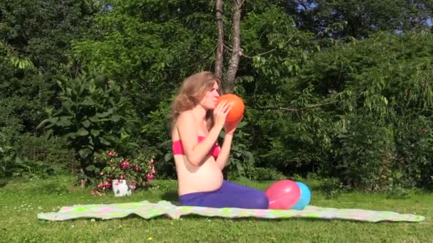 Pregnant girl spend free time green park with colorful balloon — Stock Video