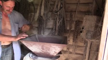 Çiftçi çiftlik fabrikasında Yangın önleyici donatım buğdayı öğütmek