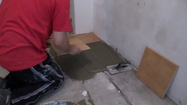 ev geliştirme ev erkeği kat kiremit döşenmesi. Yakınlaştır