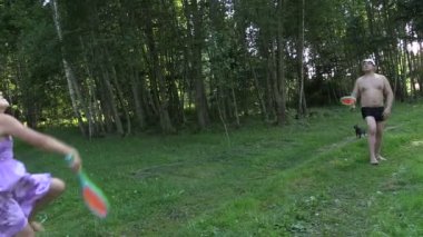 mutlu baba baba ile kızı badminton oyunu oyna