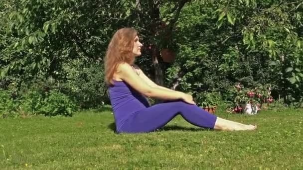 Gravid kvinna göra yoga sport motion under graviditeten i naturen — Stockvideo