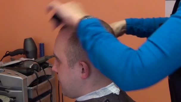 Hairdresser cut client man hair with scissors — Stock Video