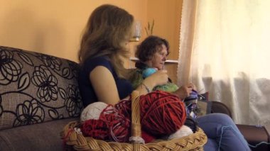 sepet yün topları ve kadın mavi top rulo. Büyükanne çorap örme