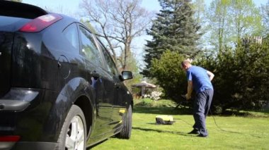 Bahçe çim üzerinde güçlü su jeti ile yıkama araba otomobil