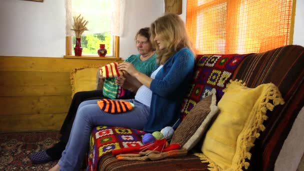 Pregnant granddaughter woman with grandmother size woollen cap — Stock Video