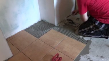 İnşaat işçisi çatı ustası yer karosu yer. sağ tarafta sürgülü