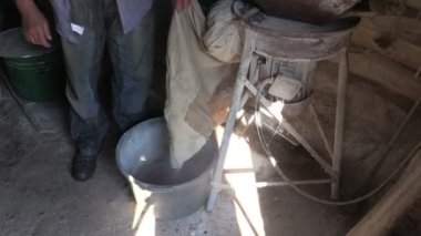 adam iş Köyü eski ahır içinde tahıl