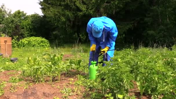 Homem agricultor em roupas impermeáveis preparar produtos químicos pesticidas — Vídeo de Stock