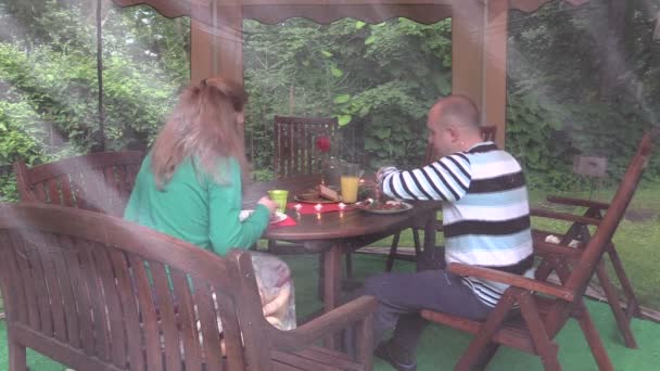 对幸福的夫妇在凉亭吃烧烤的食物。浪漫的家庭晚餐 — 图库视频影像