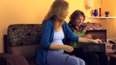 Büyükanne hamile torunu takı retro göğüs show
