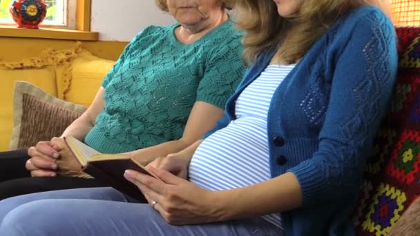 Uitzoomen zwangere vrouw oma lezen boek, generaties vrije tijd — Stockvideo