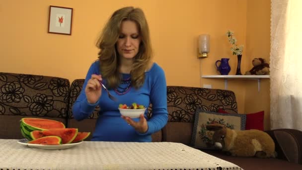 Mulher come frutas em tigela branca. nutrição gravidez e vitamina — Vídeo de Stock