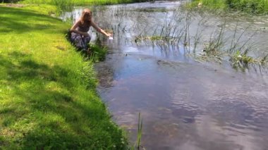 oldukça mutlu bir kadın kız nehir su üzerinde gemi kağıt origami izin