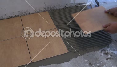 işçi tutkal Seramik Karo zemin evde. ev yenileme