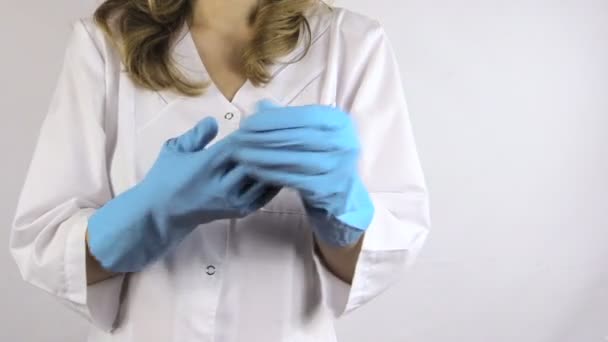 Doctor uniforme blanco destapar guante azul goma estéril — Vídeo de stock