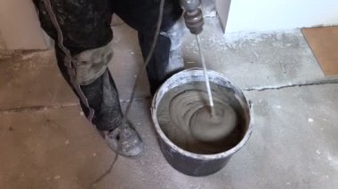 işçi aracıyla kiremit kova için yapıştırıcı çimento mix