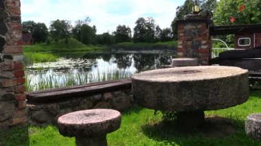 Tablo ve lake yakınındaki taş millstone yapılmış banklar